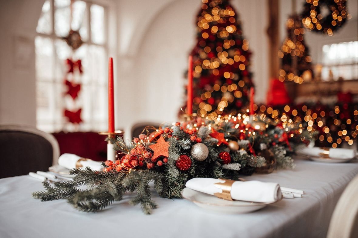 Elegancko nakryte stoły na wigilię firmową w sali restauracji przed przyjściem gości
