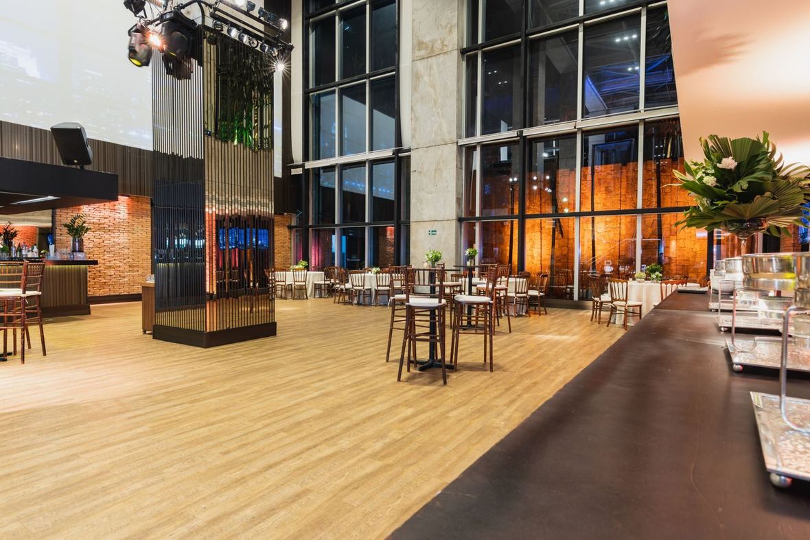 Sala restauracji przygotowana na rodzinne przyjęcie z białymi krzesłami