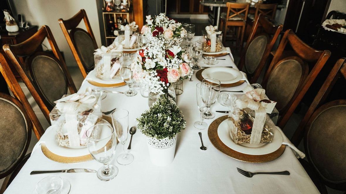Nakryty stół w restauracji przygotowany na niewielkie przyjęcie rodzinne